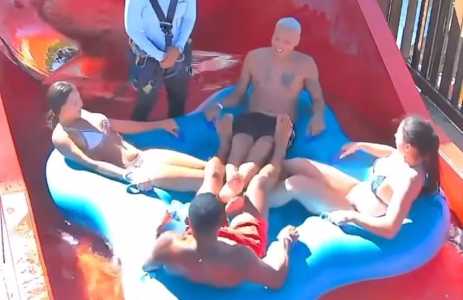 Ex-companheiros de Atlético, Júnior Santos e Deyverson no toboágua do Beach Park, no Ceará