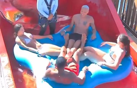 Ex-companheiros de Atlético, Júnior Santos e Deyverson no toboágua do Beach Park, no Ceará