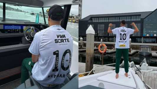 Astro da NBA posa com camisa de Neymar, do Santos