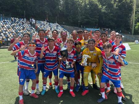 Jogadores da equipe sub-13 do Fortaleza posam com a taça da competição
