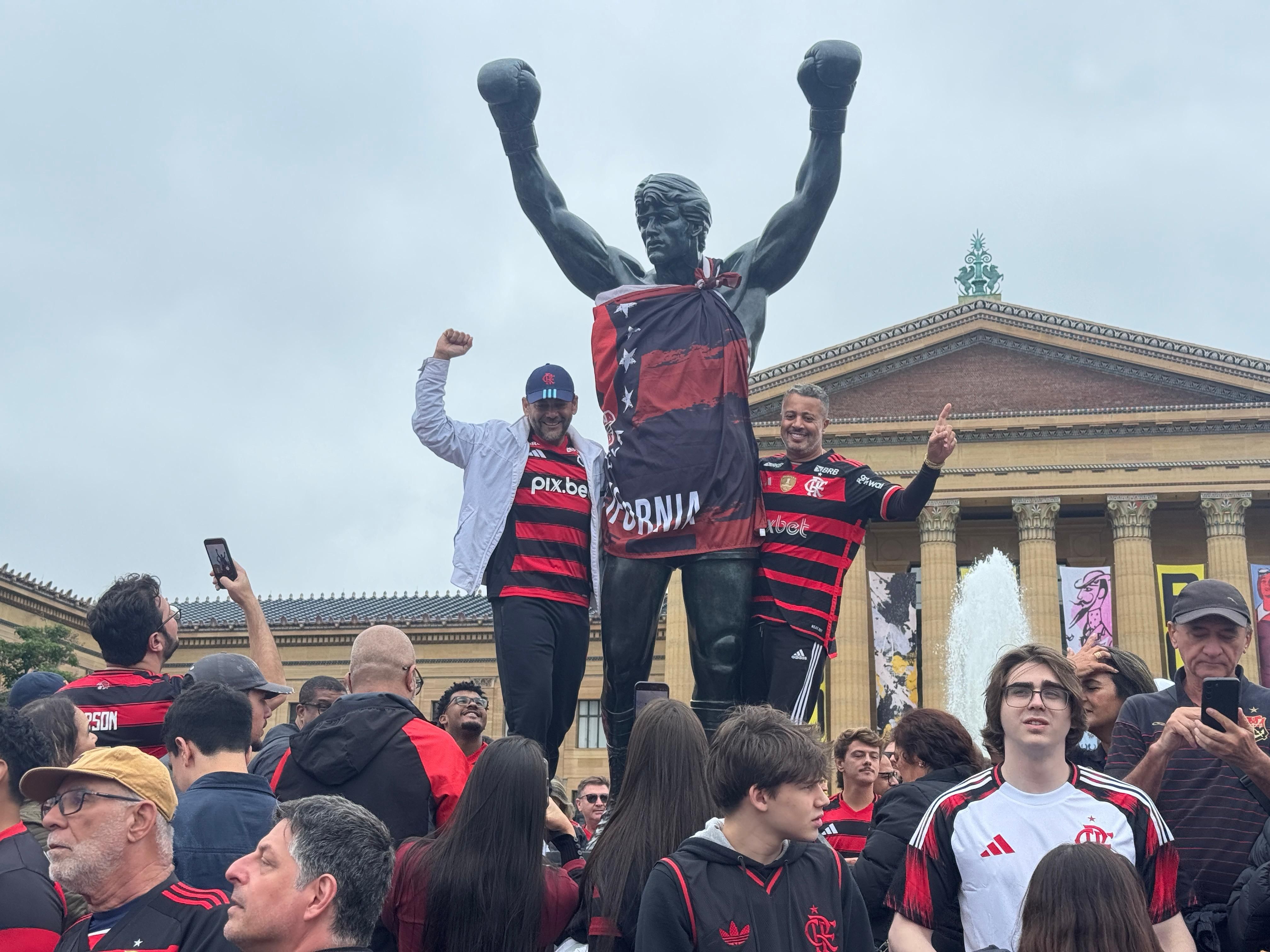 Torcida do Flamengo lota ponto turístico na Filadélfia e 'veste' Rocky