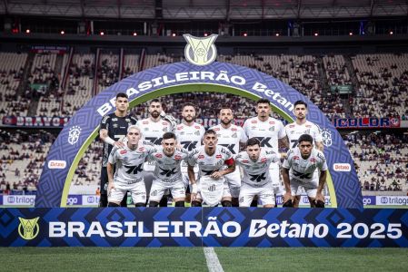 Jogadores do Santos perfilados antes de jogo do Campeonato Brasileiro