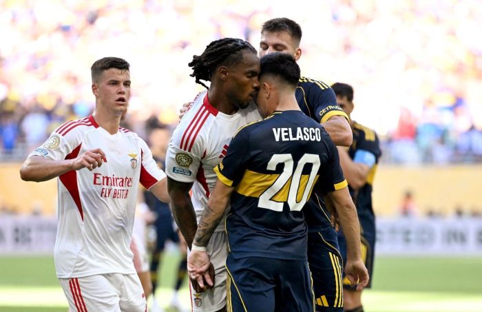 Jogadores de Benfica e Boca Juniors em partida pelo Mundial