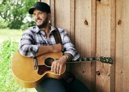 Cantor Luke Byran esquece letra de música no meio do show