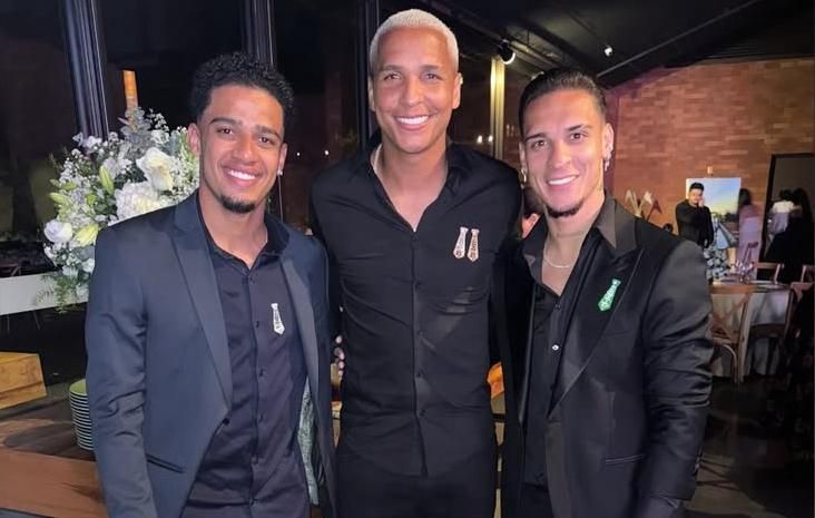 Deyverson vai a casamento de ‘cria’ do Atlético e posa ao lado de jogador da Seleção