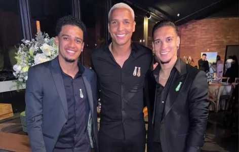 Ex-Atlético, Deyverson posa para foto ao lado de Brenner e Antony