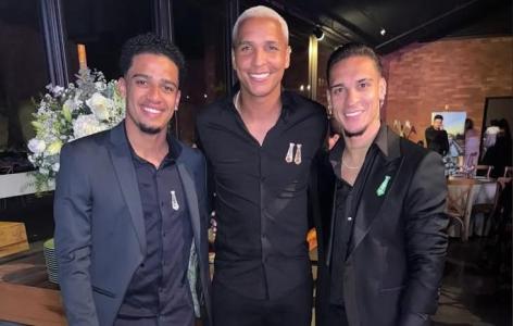 Ex-Atlético, Deyverson posa para foto ao lado de Brenner e Antony