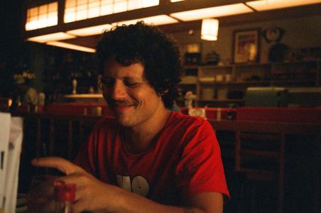 Cantor carioca de rock, MPB, e blues se apresenta gratuitamente