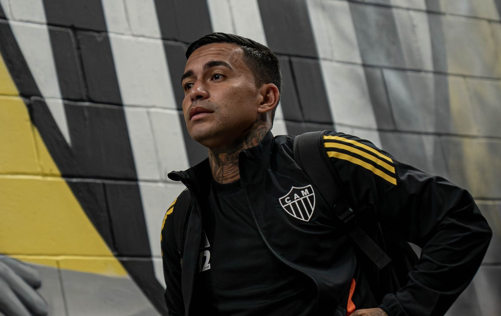 Dudu, do Atlético, autografa 74 camisas para ação social do Instituto Galo
