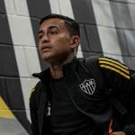 Dudu, do Atlético, autografa 74 camisas para ação social do Instituto Galo