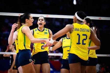 Jogadoras do Brasil comemoram ponto em jogo diante da Bélgica