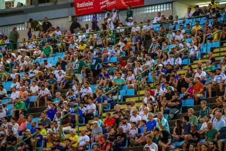 Torcida do Ipatinga F.C no estádio Ipatingão