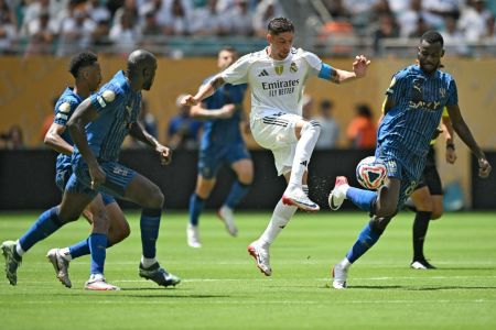 Jogadores de Real Madrid e Al-Hilal disputam bola no Hard Rock Stadium, em Miami