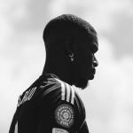 Sem clube, Pogba posa com camisa de gigante sul-americano e agita torcedores