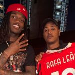 De férias no Brasil, astro do futebol europeu presenteia rappers