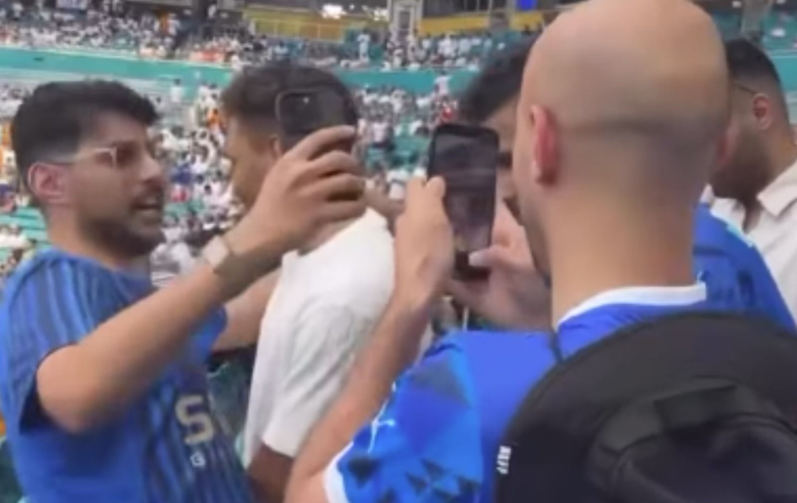 Jogador do Cruzeiro assiste a Al-Hilal x Real Madrid e é tietado por torcedores