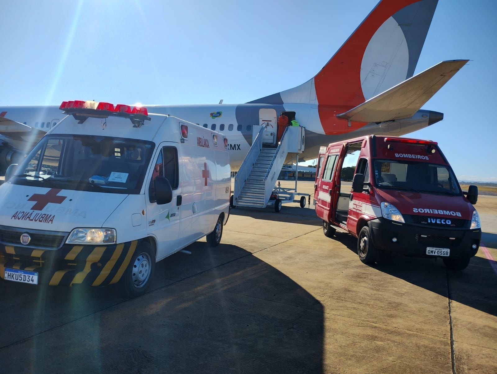 Bebê que se engasgou em avião recebe alta após atendimento em Minas