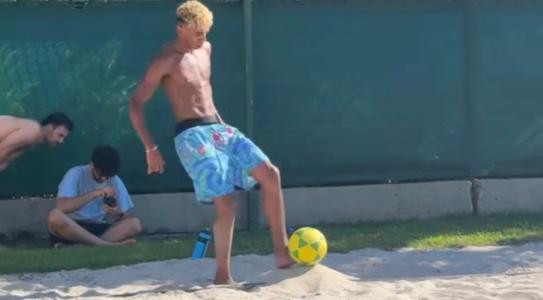 Lamine Yamal joga futevôlei na casa de Neymar, em Mangaratiba, no Rio de Janeiro