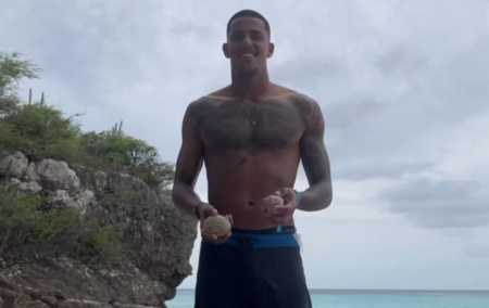 Gabriel Delfim, goleiro do Atlético, fazendo malabares no Caribe