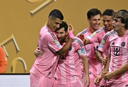 Messi sendo abraçado por Suárez após gol do Inter Miami contra o Porto