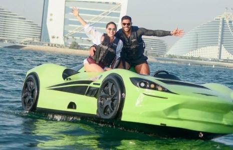 Atacante do Atlético, Hulk ao lado da esposa, Camila, no Jet Car em Dubai