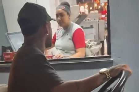 Neymar em drive-thru com carrinho de golfe