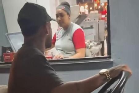 Neymar em drive-thru com carrinho de golfe