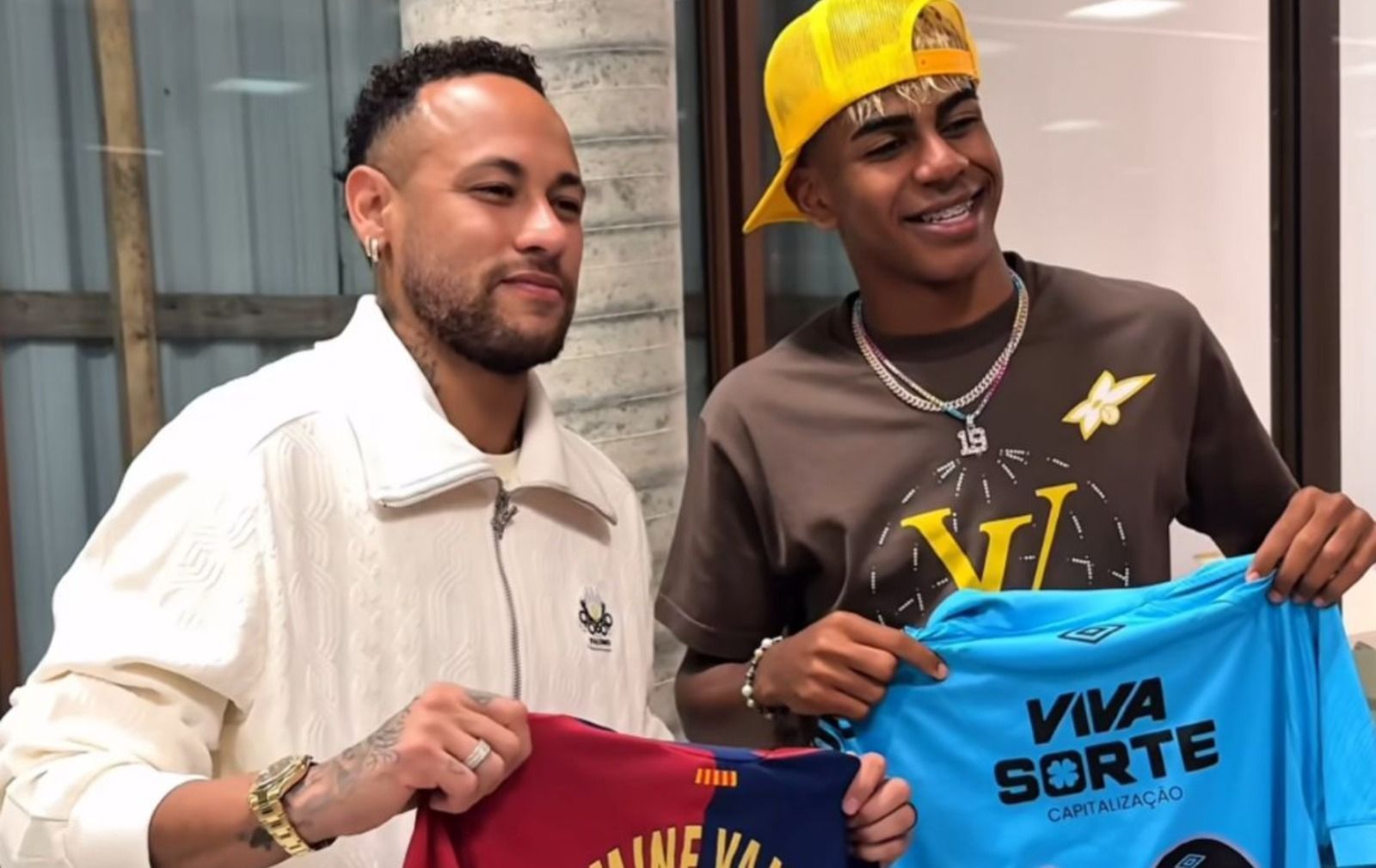 'Parças' no Brasil, Neymar e Yamal trocam camisas de Santos e Barcelona
