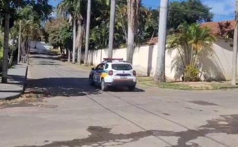 Viatura da Polícia Militar se deslocando para a ocorrência de invasão da casa de Guilherme Arana, lateral-esquerdo do Atlético