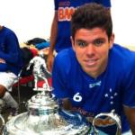 Lateral revelado pelo Cruzeiro anuncia aposentadoria aos 32 anos
