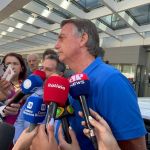 Exames de Bolsonaro apontam princípio de pneumonia, diz médico