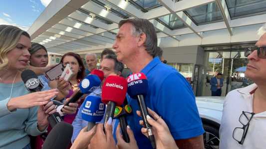 Bolsonaro ao lado de médico no Hospital DF Star, em Brasília