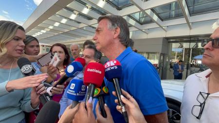 Bolsonaro ao lado de médico no Hospital DF Star, em Brasília