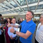 Ao deixar hospital em Brasília, Bolsonaro diz que saúde não interfere em planos para 2026