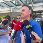 Médico orienta Bolsonaro a reduzir o ritmo das agendas e comer lentamente para evitar mal-estar