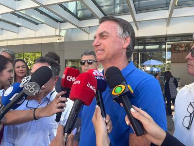 Bolsonaro conversou com a imprensa ao sair do hospital DF Star neste sábado (21)