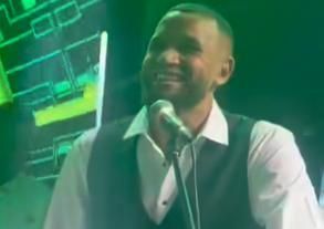 Everson, do Atlético, tocando tantan em festa de casamento