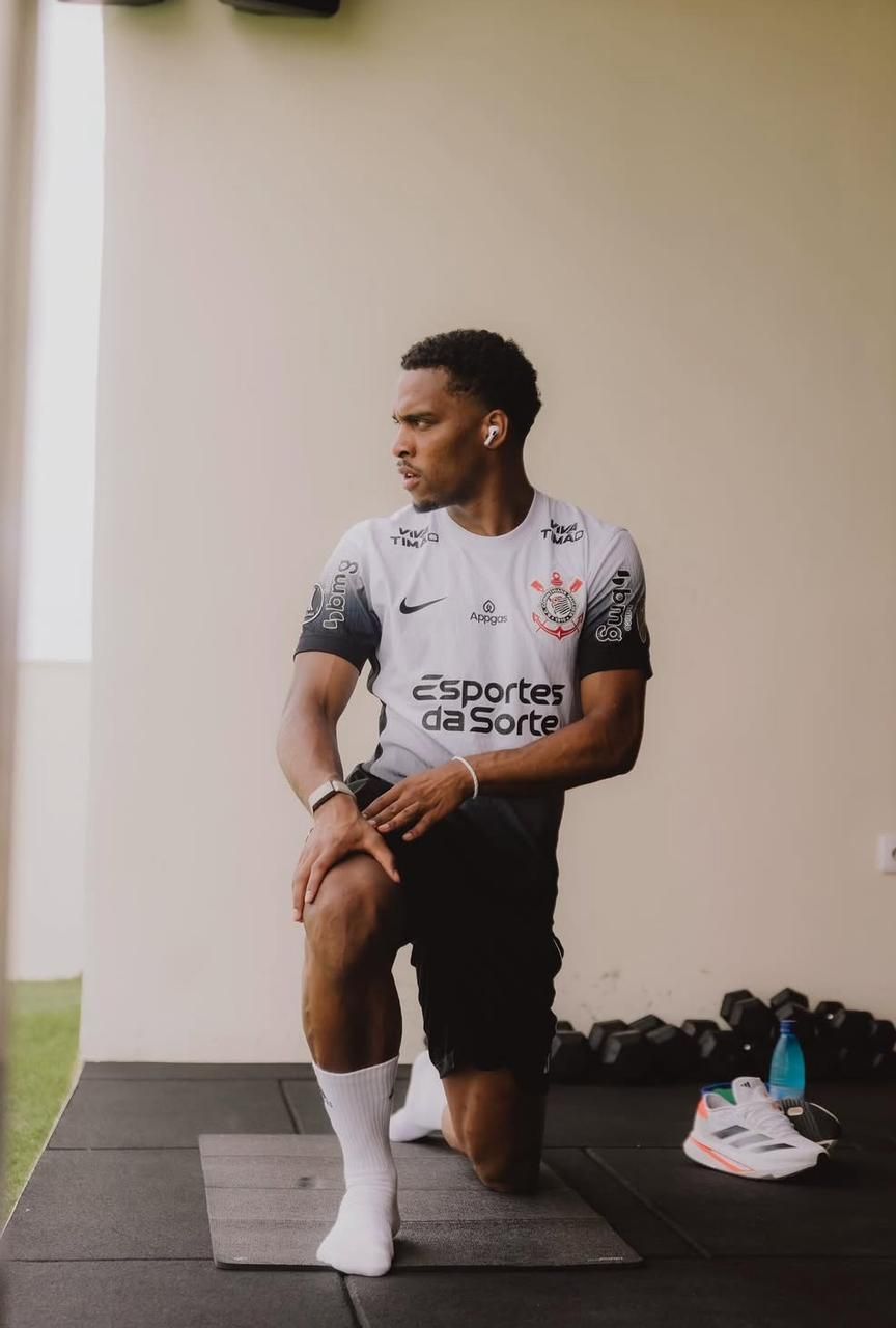 Conhecido de Memphis, defensor do Arsenal publica foto com camisa do Corinthians