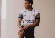 Conhecido de Memphis, defensor do Arsenal publica foto com camisa do Corinthians