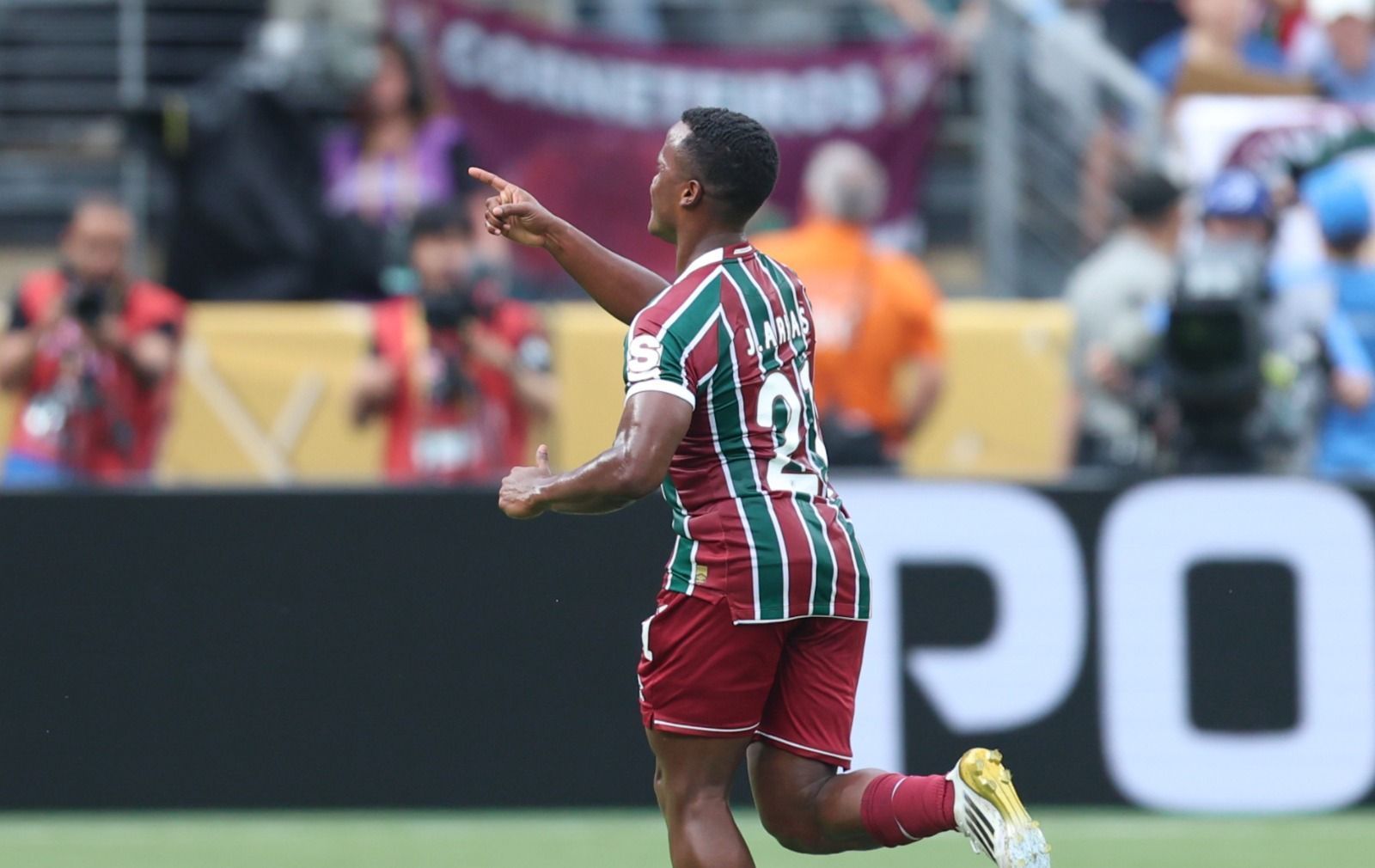 Jogador do Cruzeiro reage a golaço de Arias, do Fluminense, no Mundial