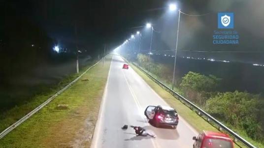 Mulher pula de carro em movimento