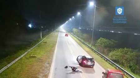 Mulher pula de carro em movimento