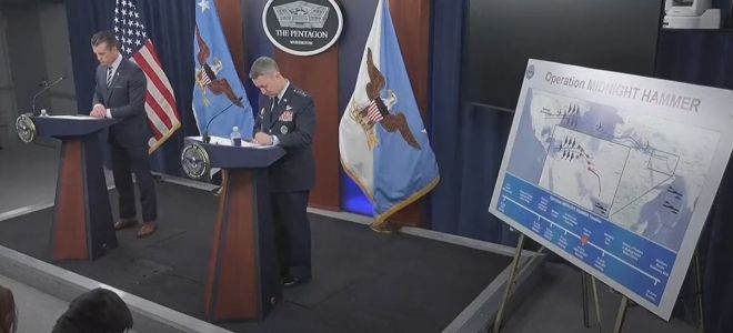 Pete Hegseth, secretário de Defesa dos Estados Unidos e Dan Caine, chefe das Forças do Estado-Maior em coletiva de imprensa