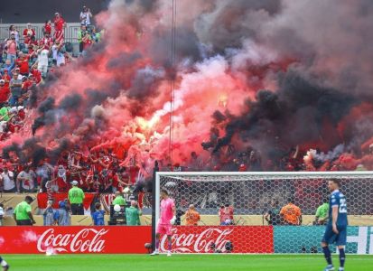 Torcida do Wydad Casablanca contra a Juventus, em jogo deste domingo (22)
