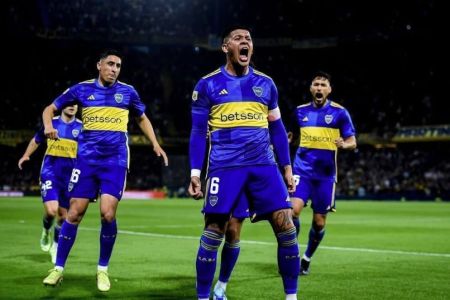 Marcos Rojo (ao centro), zagueiro do Boca Juniors