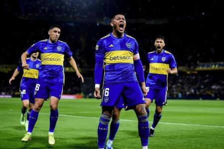 Marcos Rojo (ao centro), zagueiro do Boca Juniors