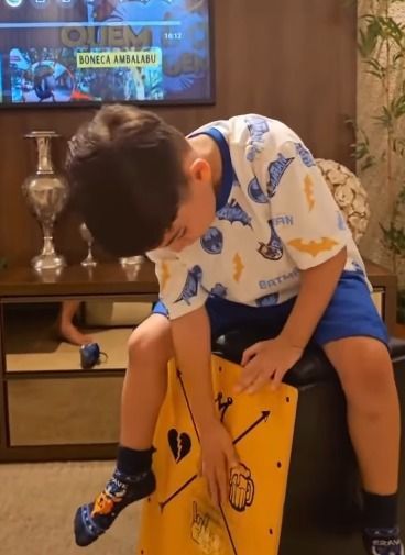 Léo, filho de Marília Mendonça, emociona a web ao tocar música da mãe; assista