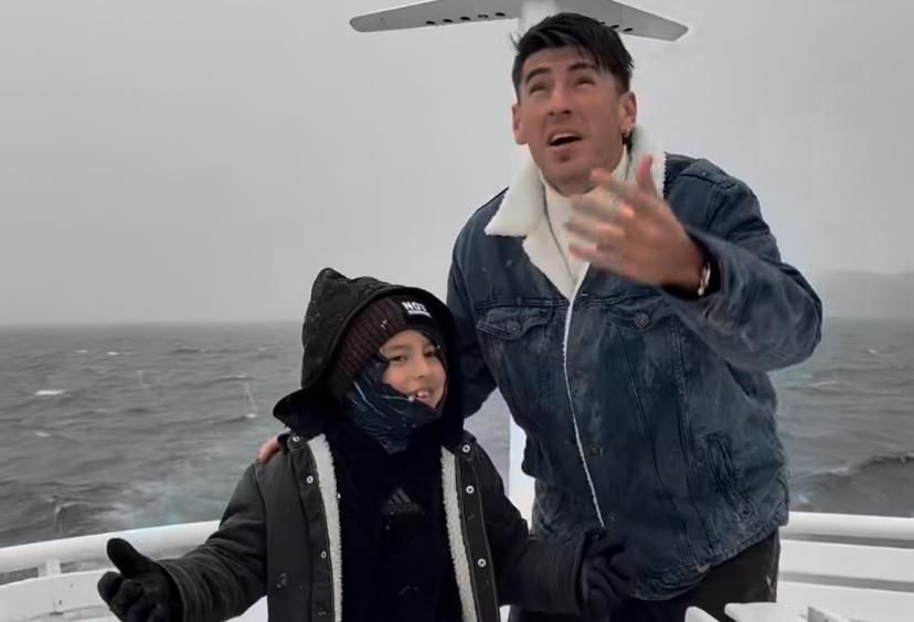 Titular do Cruzeiro realiza sonho de conhecer a neve; veja o vídeo