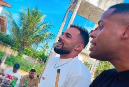 Júnior Santos, do Atlético, e Raniele, do Corinthians, em partida de sinuca