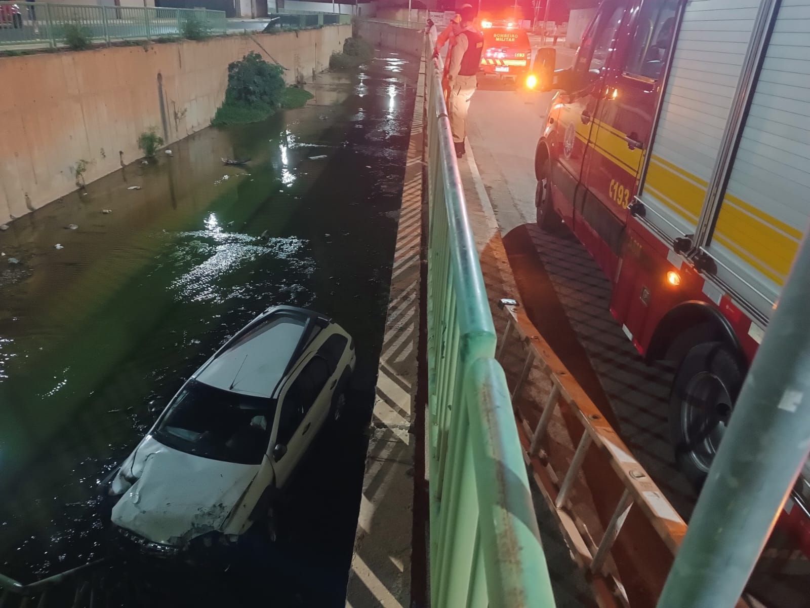 Carro cai dentro de canal no bairro Morada do Sol, em Montes Claros